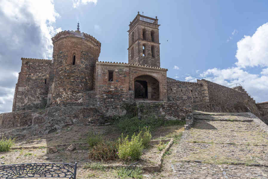 Huelva - Almonaster la Real 26 - fortaleza medieval y mezquita.jpg